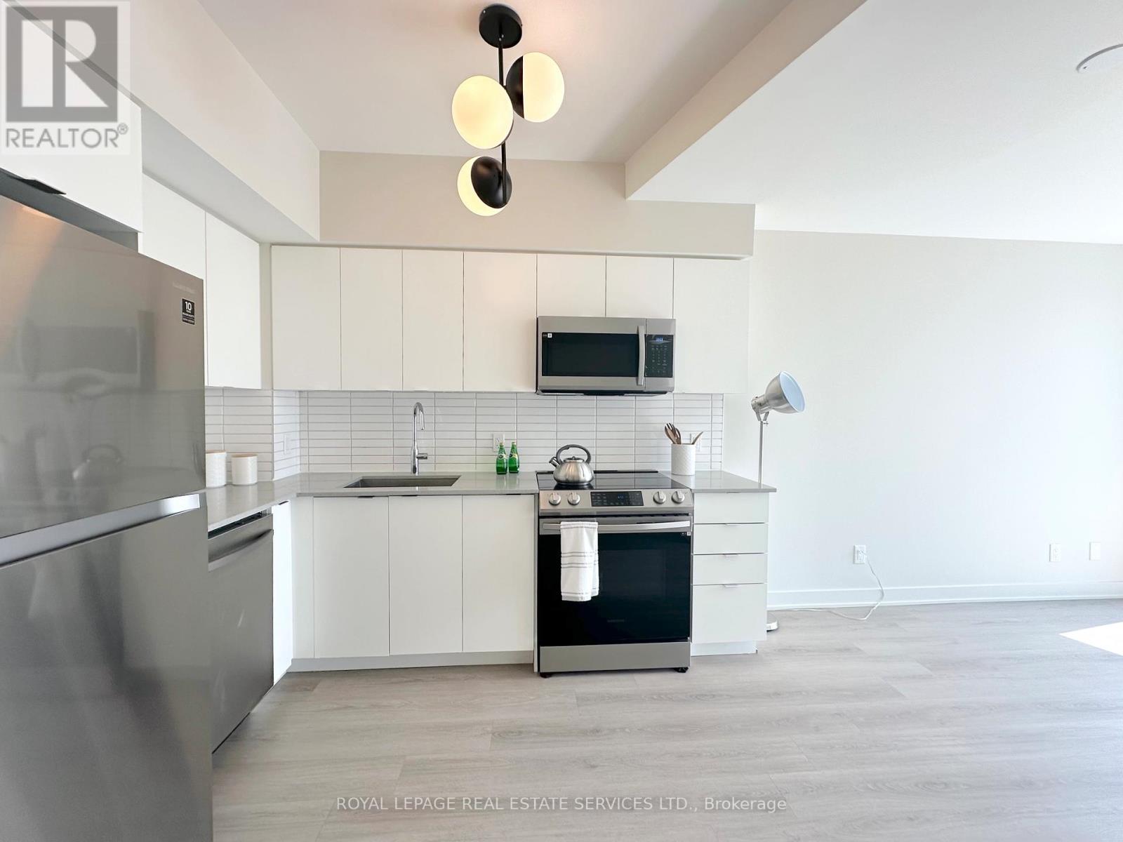 623 - 3385 Dundas Street W, Toronto, Ontario  M6S 2S2 - Photo 2 - W12994420