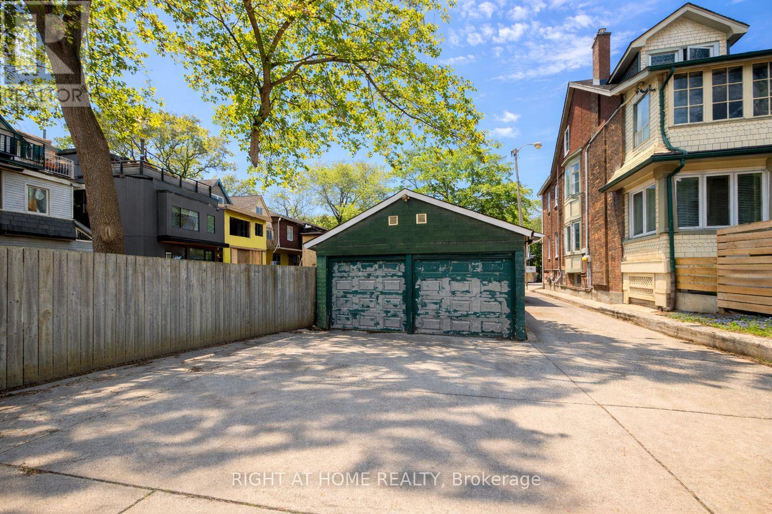 341 Sunnyside Avenue, Toronto, Ontario  M6R 2R7 - Photo 10 - W12994440