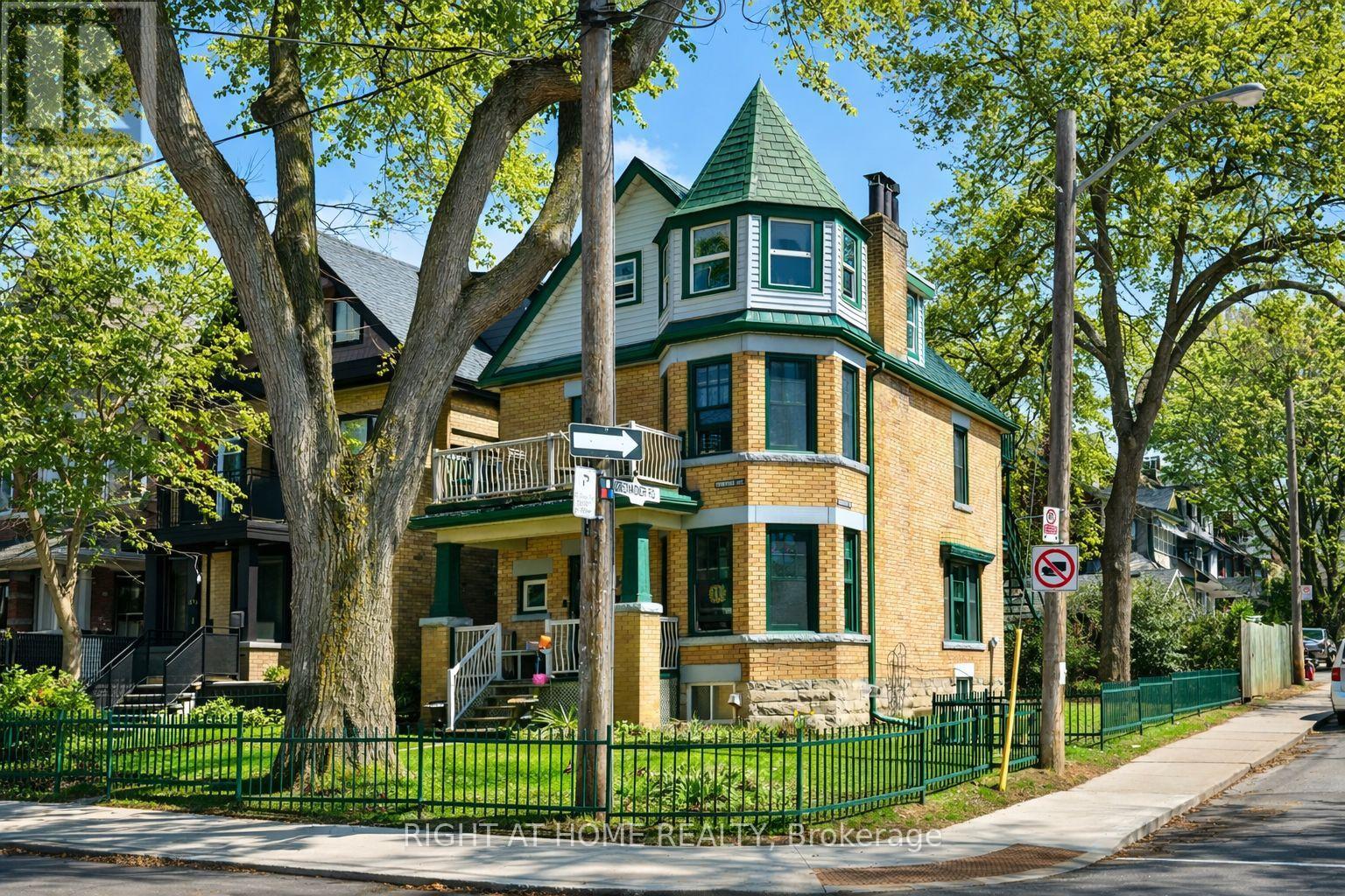 341 Sunnyside Avenue, Toronto, Ontario  M6R 2R7 - Photo 2 - W12994440