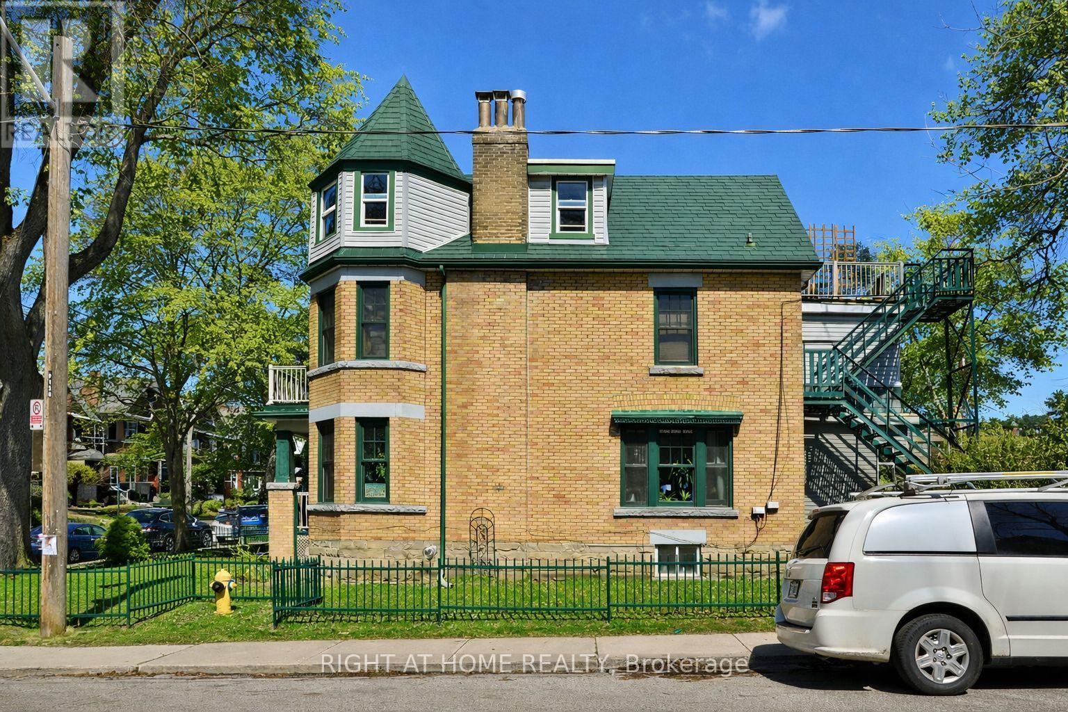 341 Sunnyside Avenue, Toronto, Ontario  M6R 2R7 - Photo 3 - W12994440