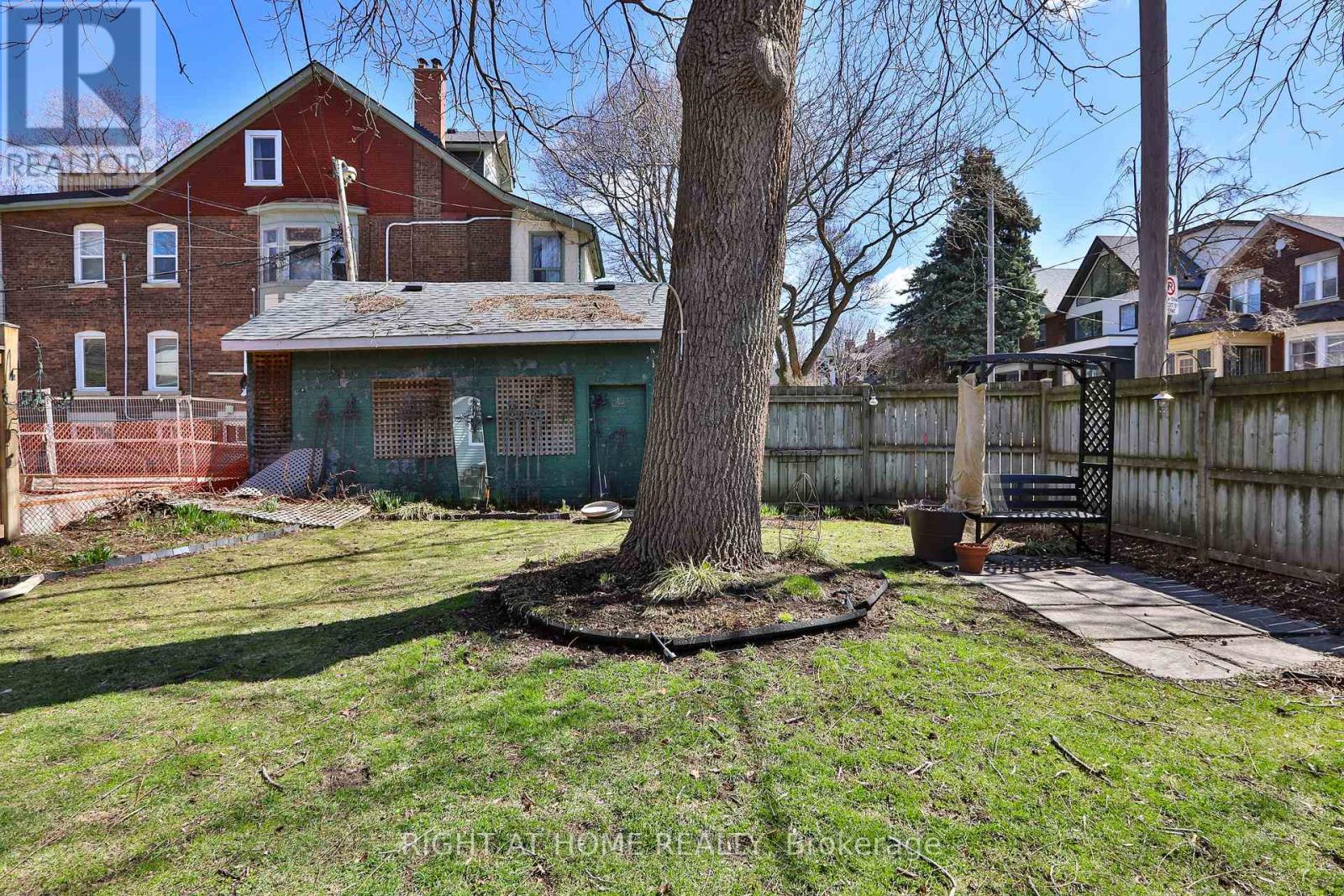 341 Sunnyside Avenue, Toronto, Ontario  M6R 2R7 - Photo 6 - W12994440