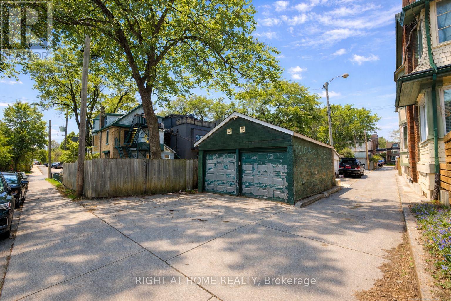 341 Sunnyside Avenue, Toronto, Ontario  M6R 2R7 - Photo 9 - W12994440