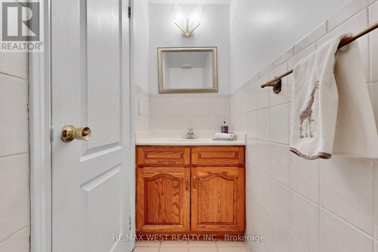 190 Belgravia Avenue, Toronto, Ontario  M6E 2M7 - Photo 10 - W12994442