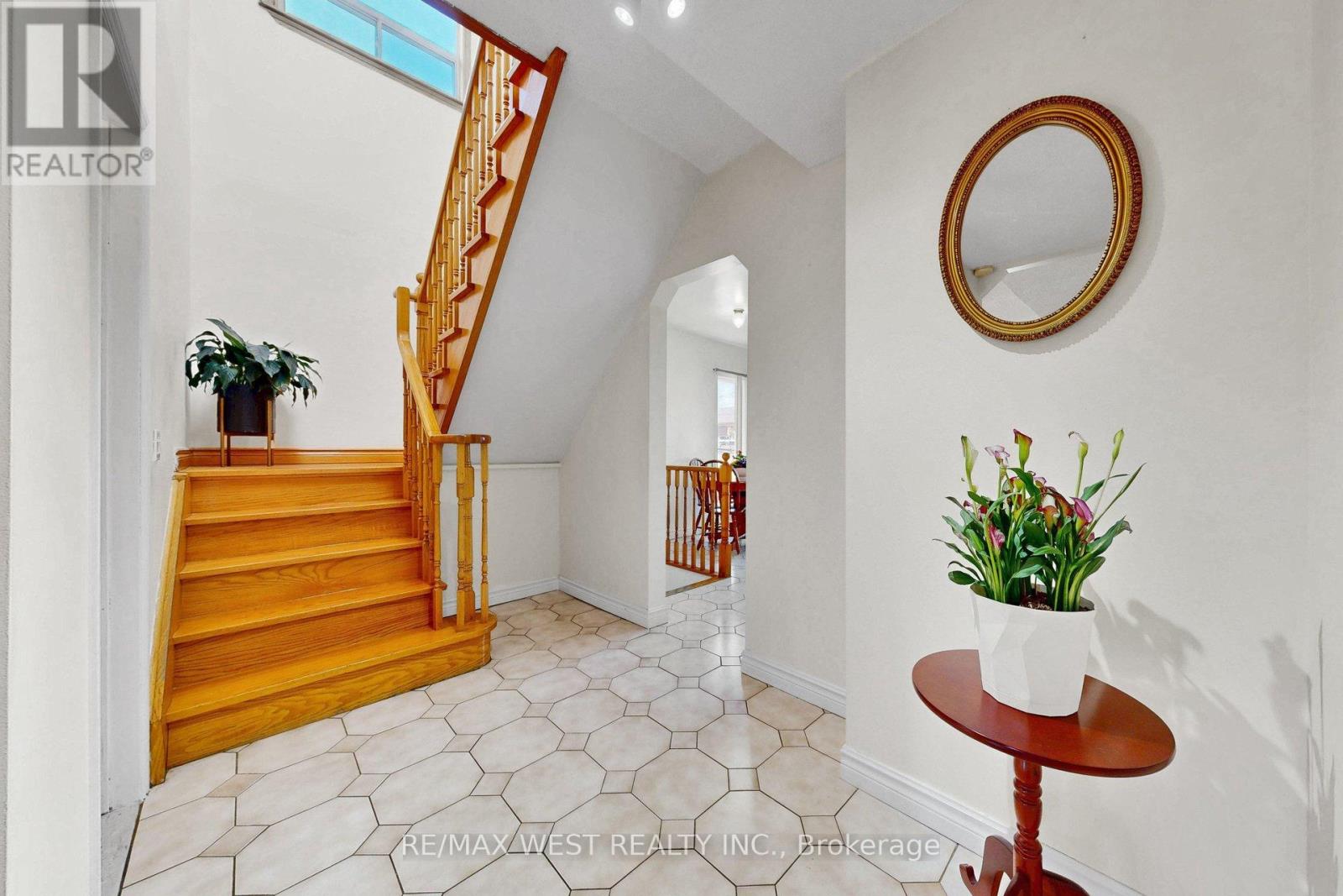 190 Belgravia Avenue, Toronto, Ontario  M6E 2M7 - Photo 11 - W12994442