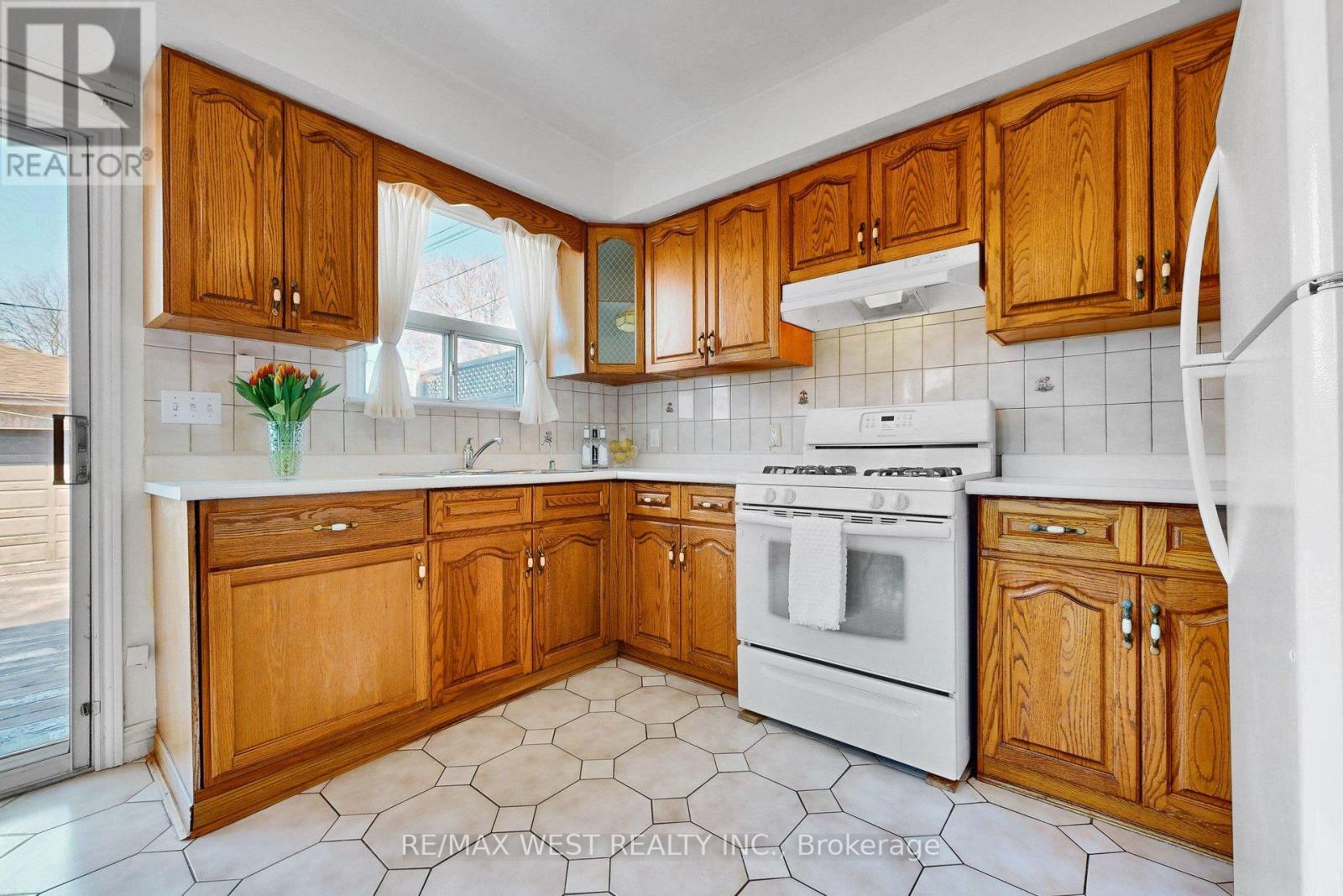 190 Belgravia Avenue, Toronto, Ontario  M6E 2M7 - Photo 12 - W12994442