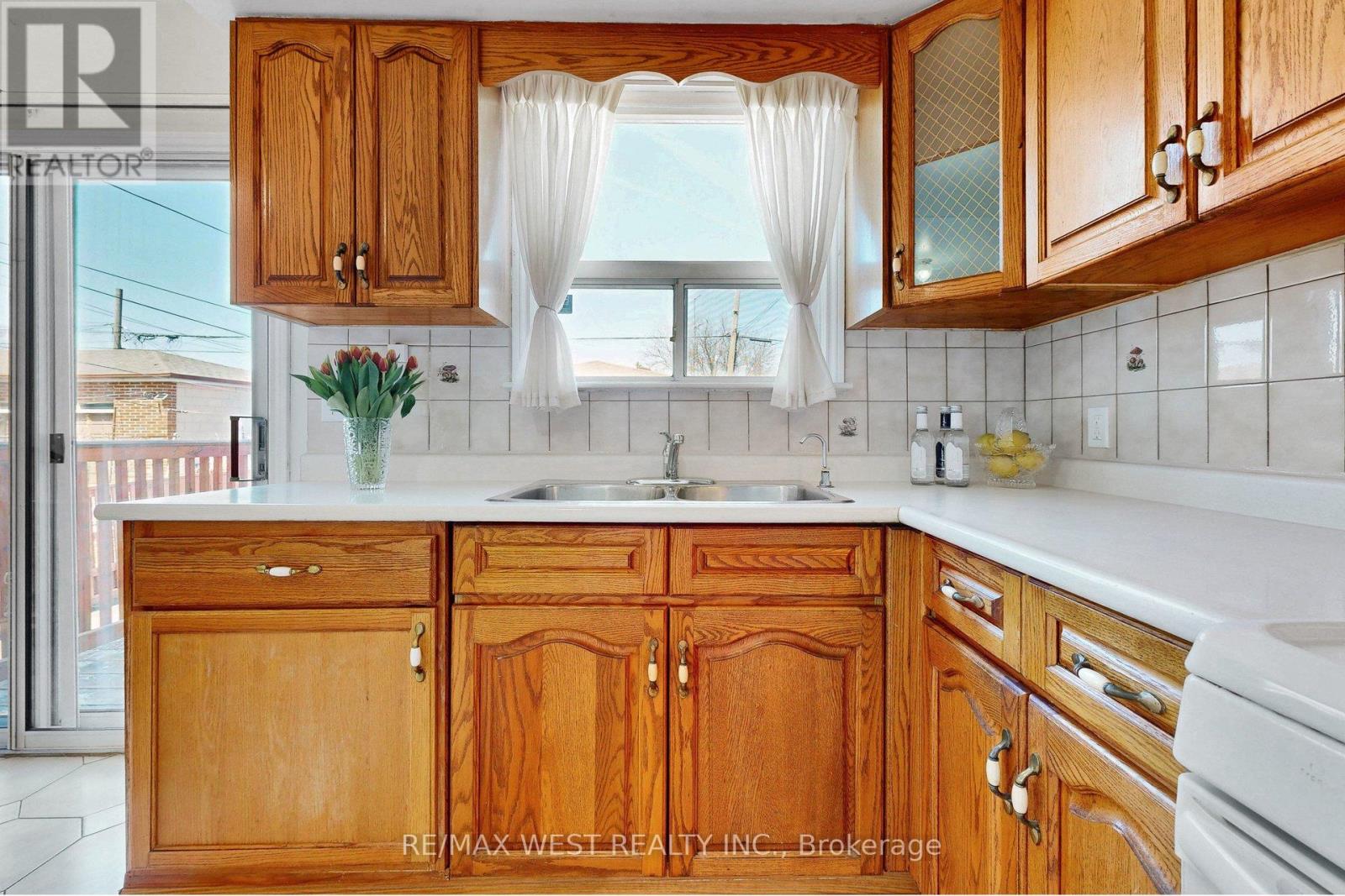 190 Belgravia Avenue, Toronto, Ontario  M6E 2M7 - Photo 13 - W12994442