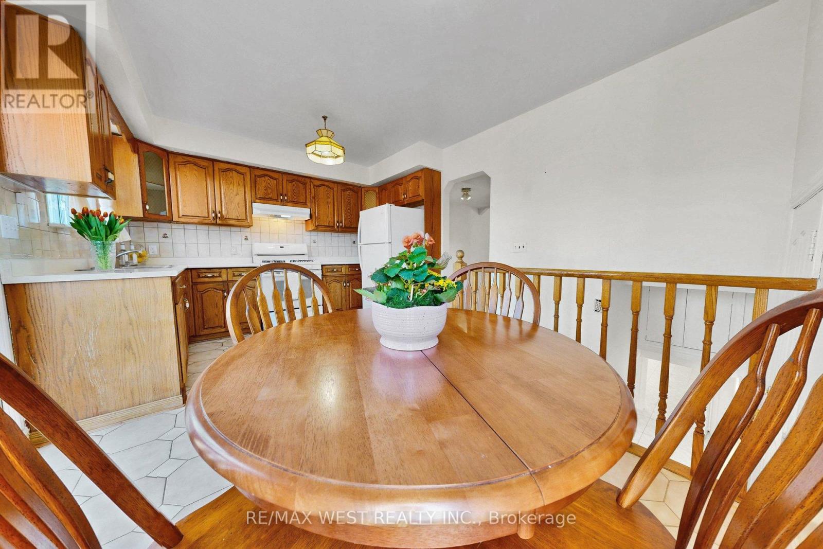 190 Belgravia Avenue, Toronto, Ontario  M6E 2M7 - Photo 14 - W12994442