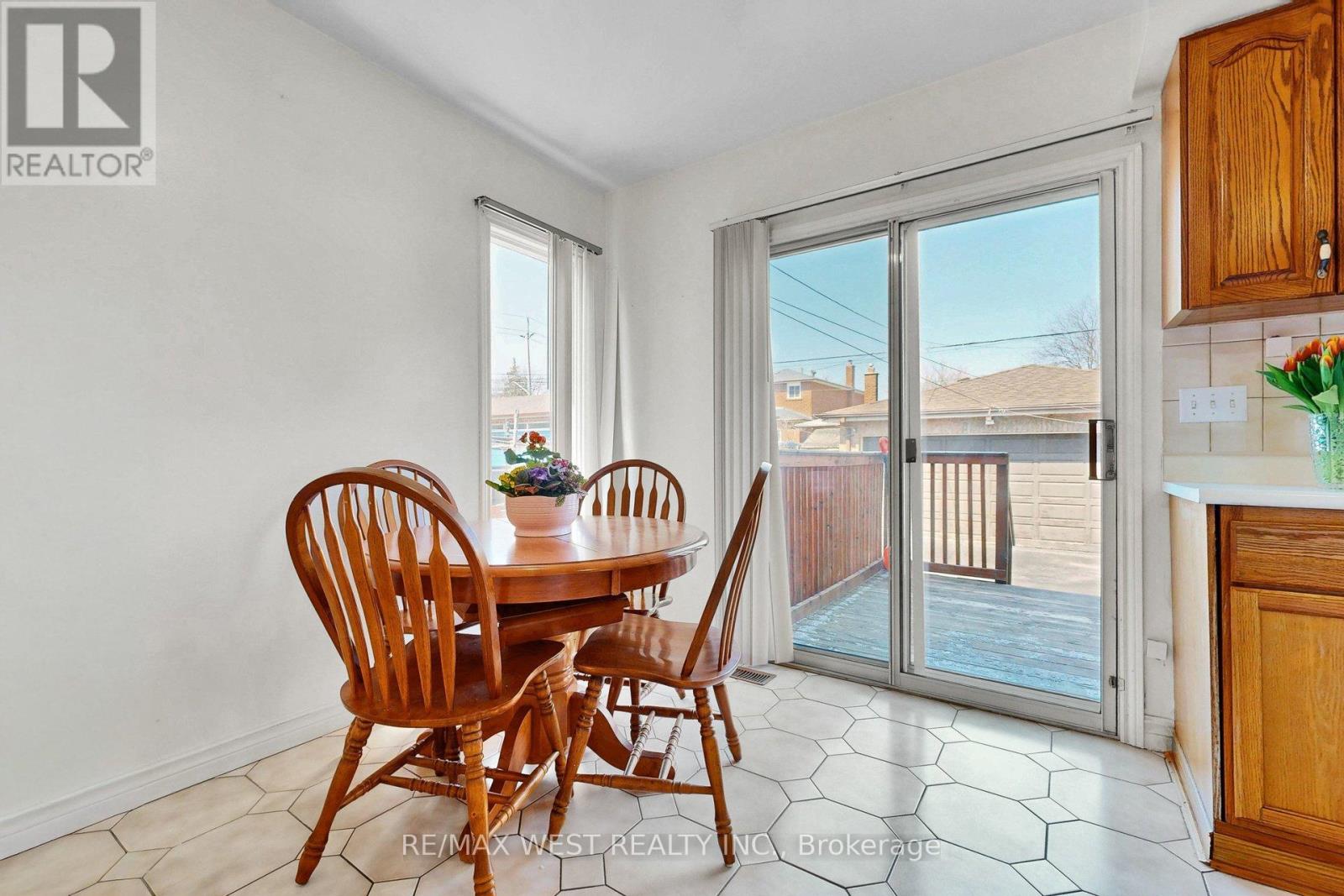 190 Belgravia Avenue, Toronto, Ontario  M6E 2M7 - Photo 15 - W12994442