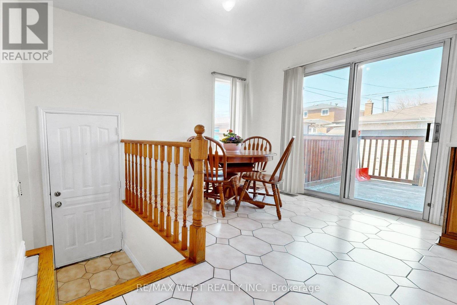 190 Belgravia Avenue, Toronto, Ontario  M6E 2M7 - Photo 16 - W12994442