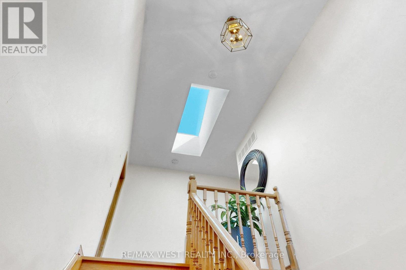 190 Belgravia Avenue, Toronto, Ontario  M6E 2M7 - Photo 17 - W12994442