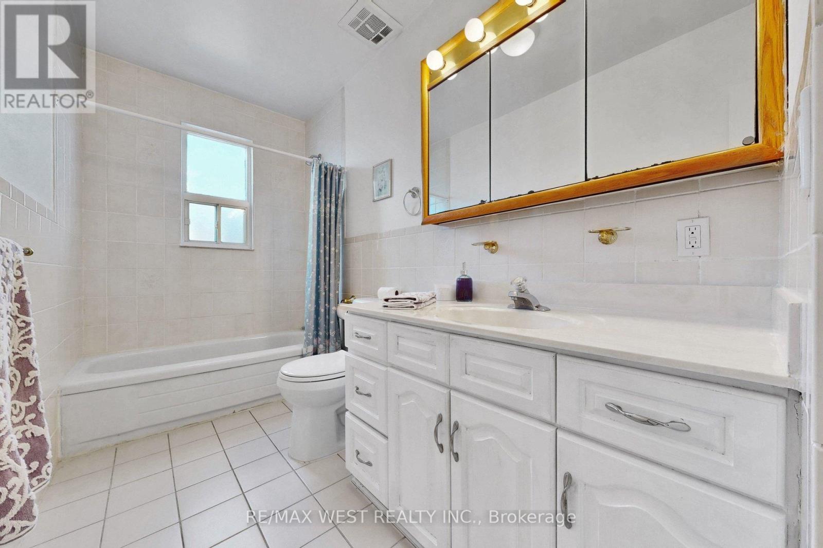 190 Belgravia Avenue, Toronto, Ontario  M6E 2M7 - Photo 21 - W12994442