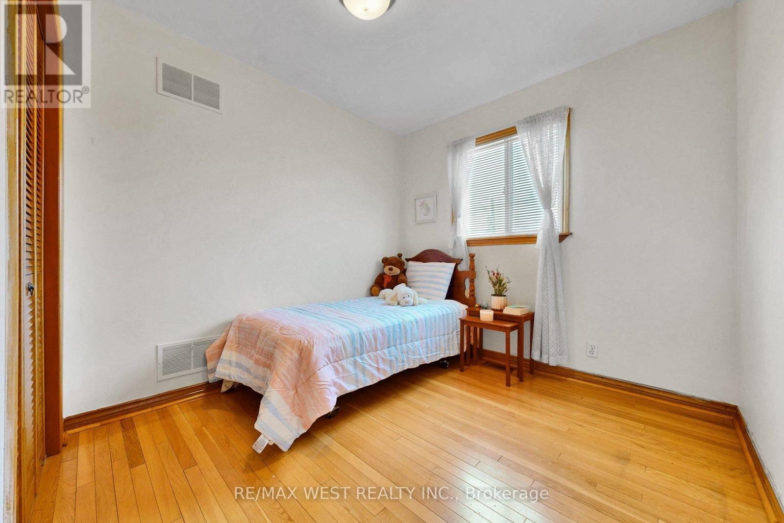 190 Belgravia Avenue, Toronto, Ontario  M6E 2M7 - Photo 22 - W12994442