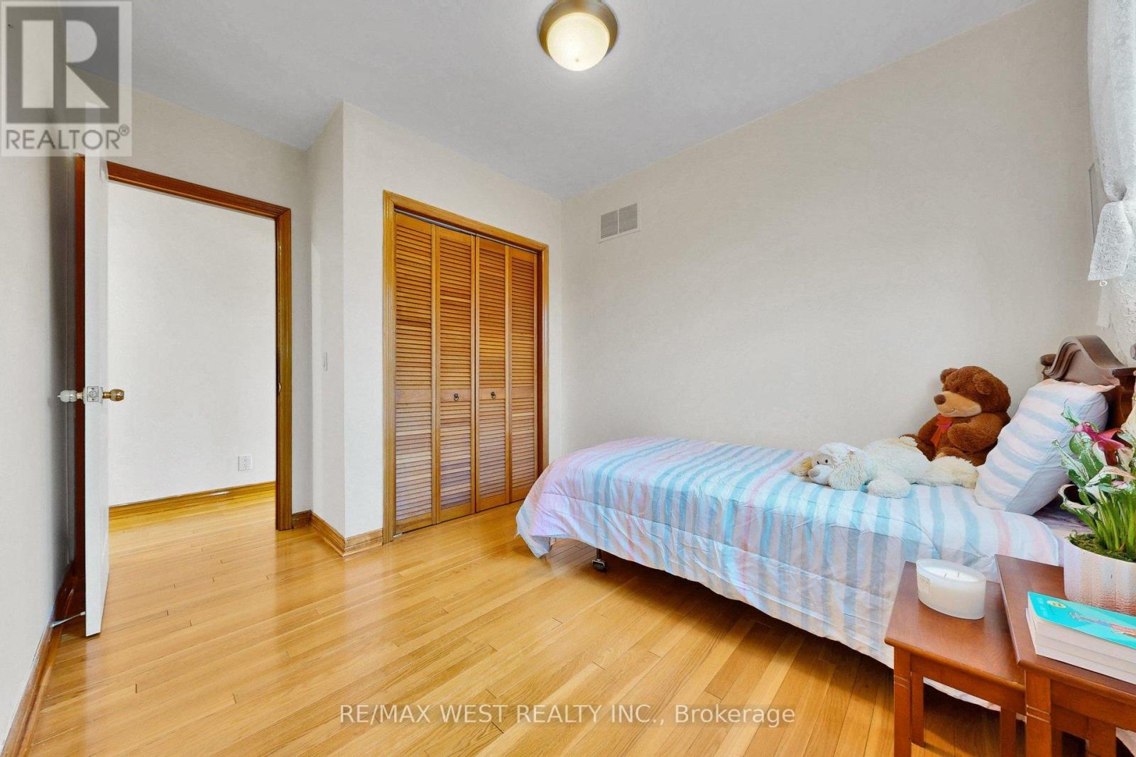 190 Belgravia Avenue, Toronto, Ontario  M6E 2M7 - Photo 23 - W12994442