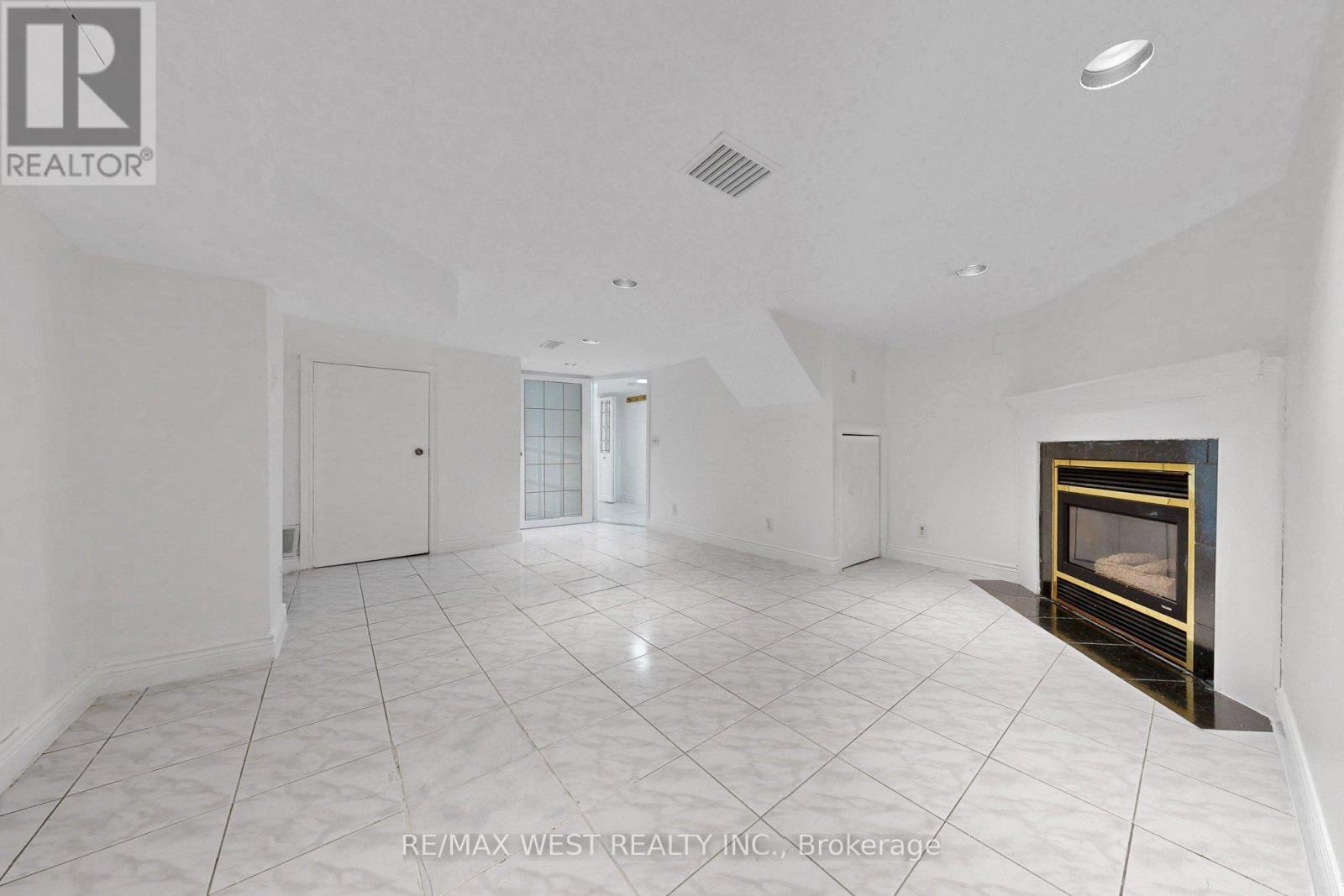 190 Belgravia Avenue, Toronto, Ontario  M6E 2M7 - Photo 27 - W12994442