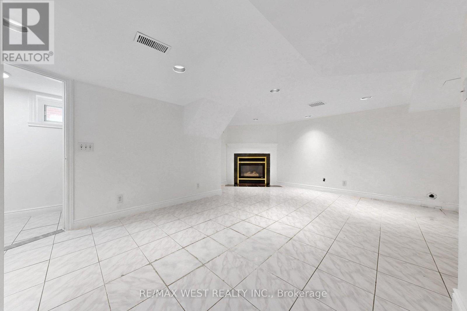 190 Belgravia Avenue, Toronto, Ontario  M6E 2M7 - Photo 28 - W12994442