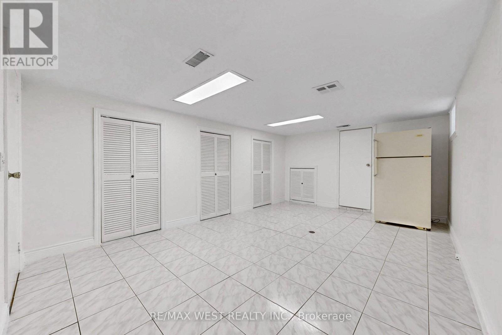 190 Belgravia Avenue, Toronto, Ontario  M6E 2M7 - Photo 30 - W12994442