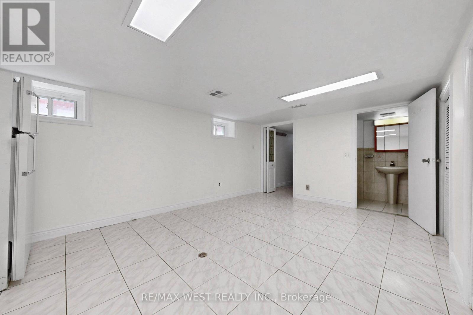 190 Belgravia Avenue, Toronto, Ontario  M6E 2M7 - Photo 31 - W12994442