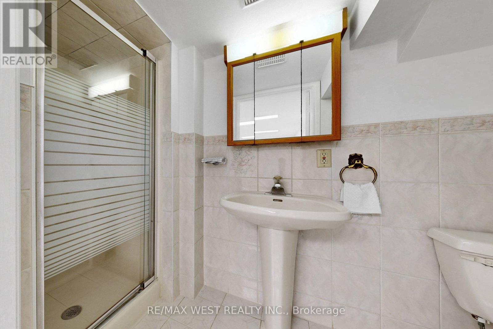 190 Belgravia Avenue, Toronto, Ontario  M6E 2M7 - Photo 32 - W12994442