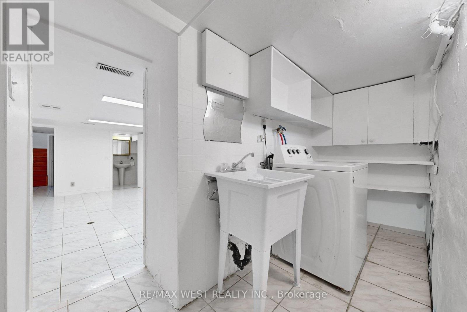 190 Belgravia Avenue, Toronto, Ontario  M6E 2M7 - Photo 33 - W12994442