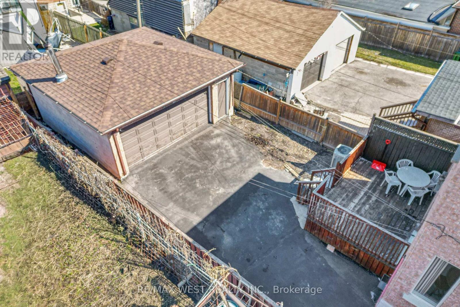 190 Belgravia Avenue, Toronto, Ontario  M6E 2M7 - Photo 34 - W12994442