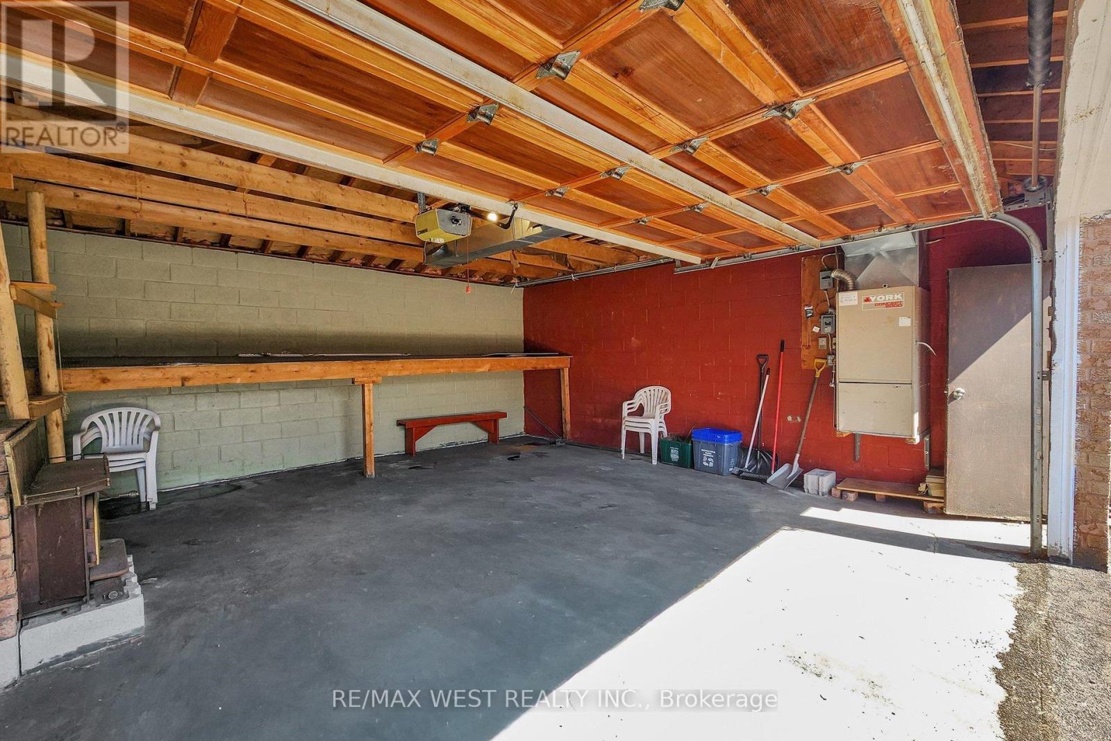 190 Belgravia Avenue, Toronto, Ontario  M6E 2M7 - Photo 37 - W12994442