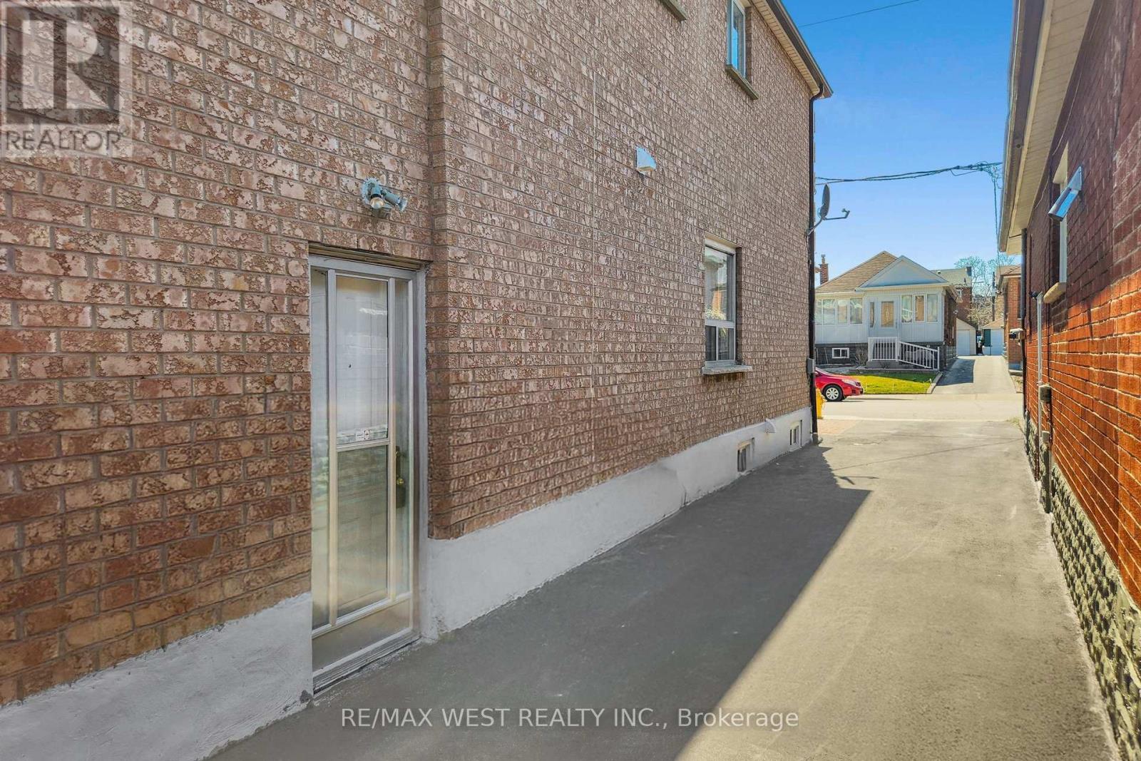 190 Belgravia Avenue, Toronto, Ontario  M6E 2M7 - Photo 39 - W12994442