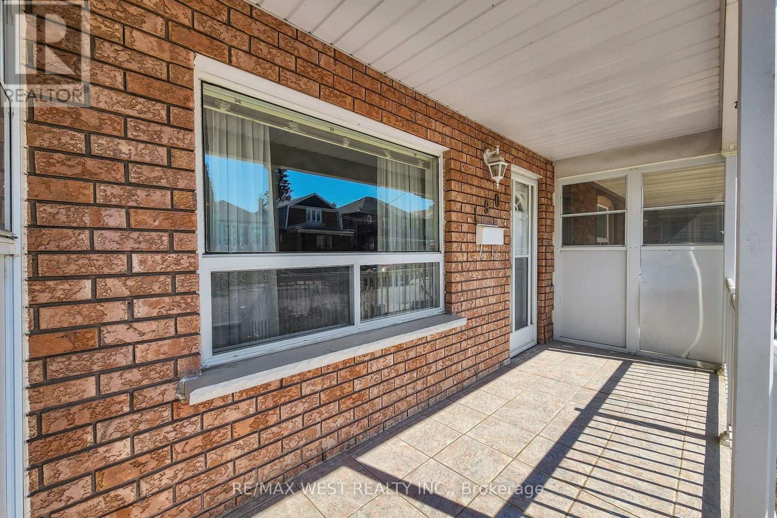 190 Belgravia Avenue, Toronto, Ontario  M6E 2M7 - Photo 4 - W12994442