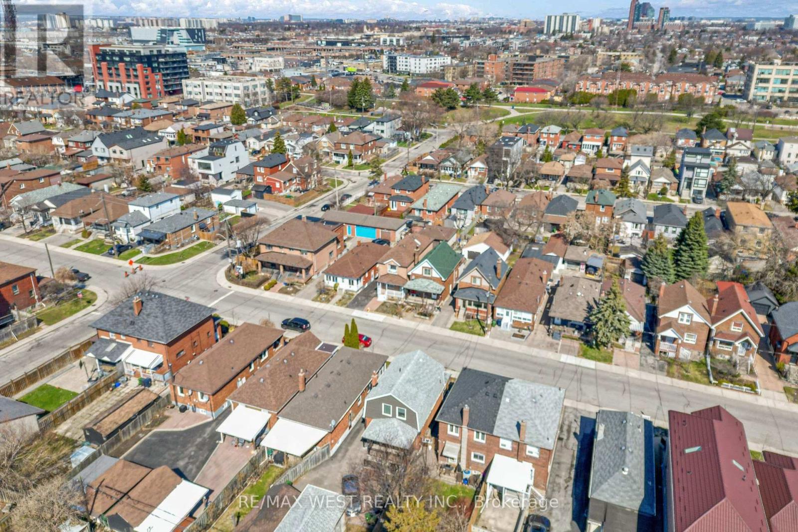 190 Belgravia Avenue, Toronto, Ontario  M6E 2M7 - Photo 43 - W12994442