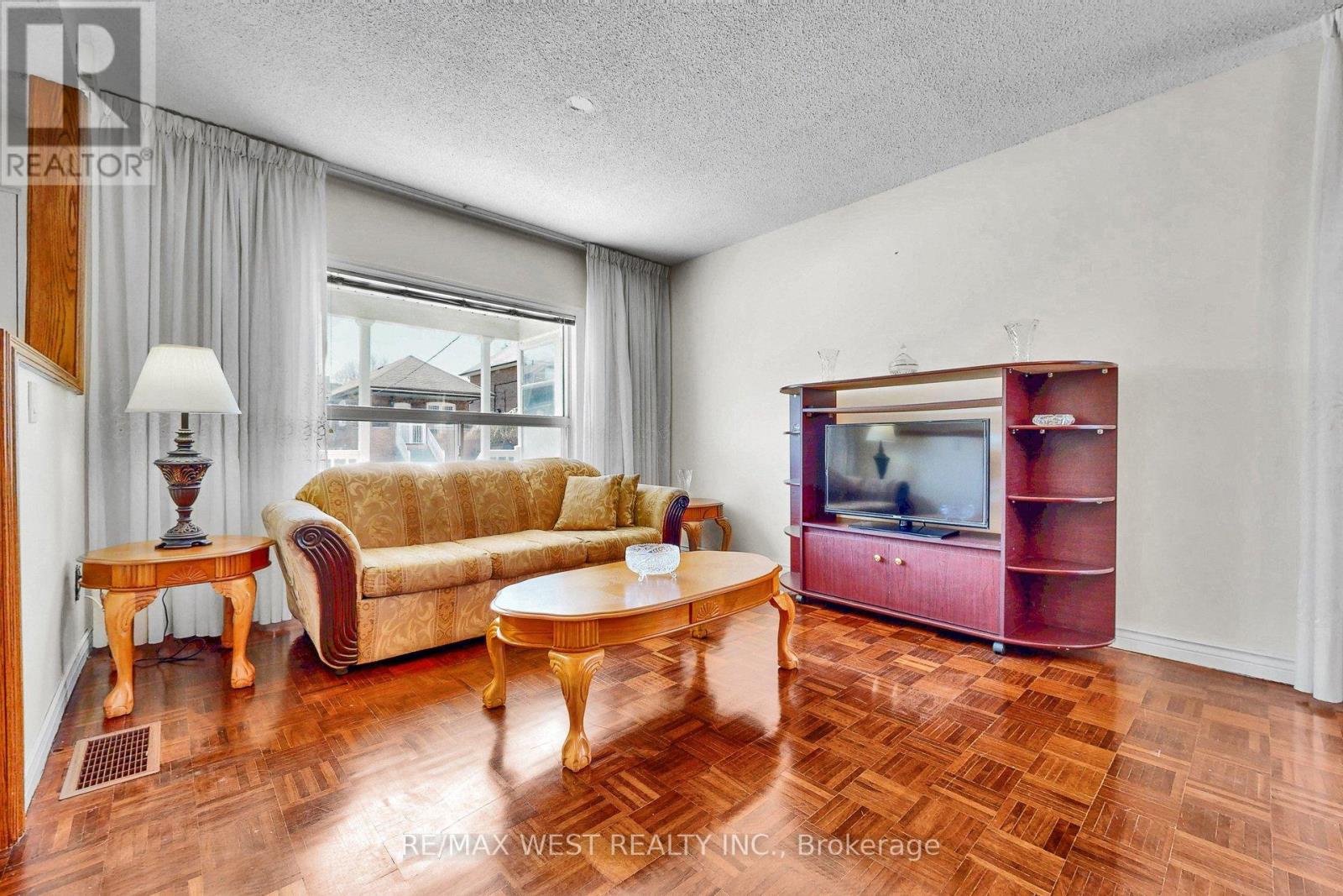 190 Belgravia Avenue, Toronto, Ontario  M6E 2M7 - Photo 6 - W12994442