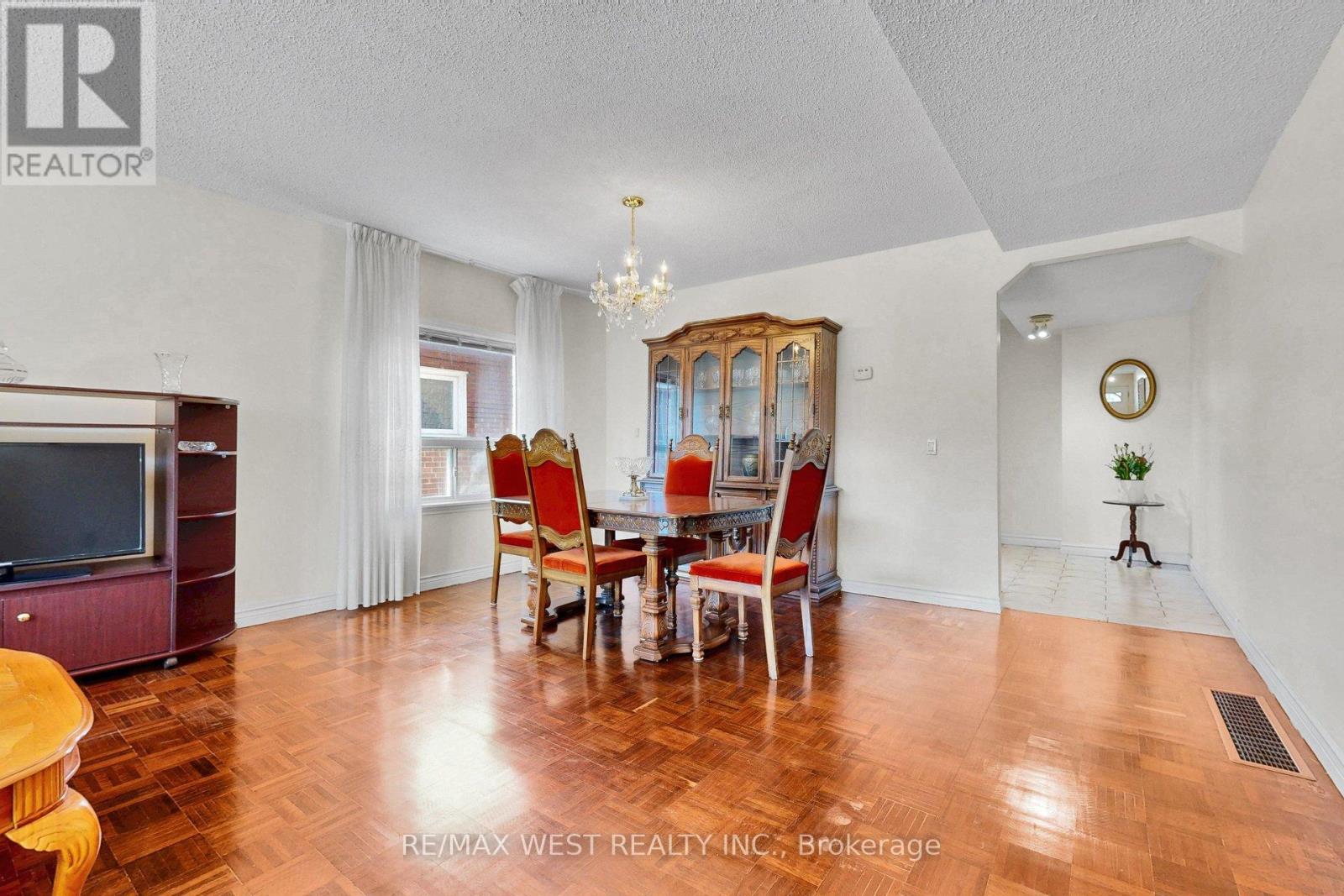190 Belgravia Avenue, Toronto, Ontario  M6E 2M7 - Photo 7 - W12994442
