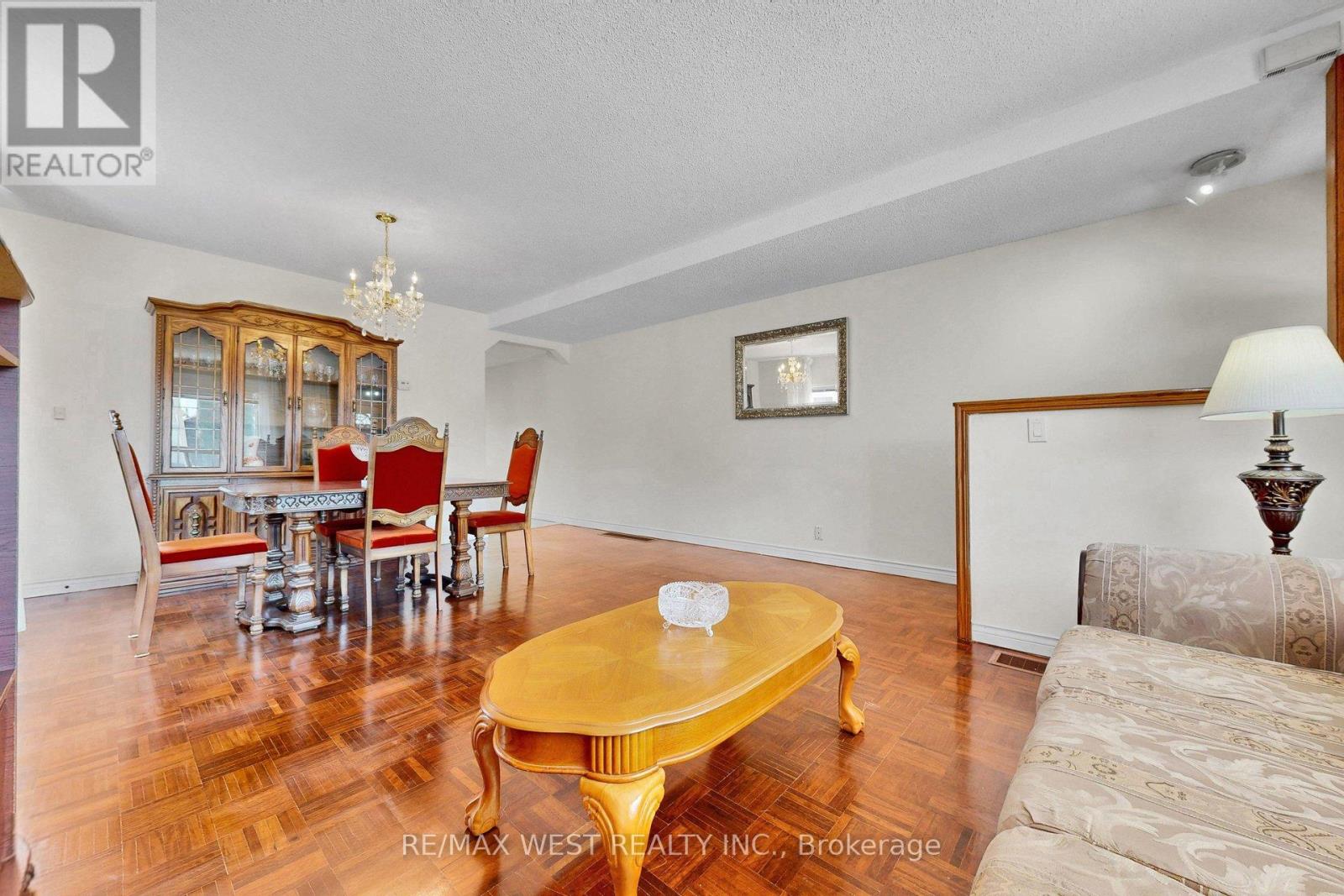 190 Belgravia Avenue, Toronto, Ontario  M6E 2M7 - Photo 9 - W12994442