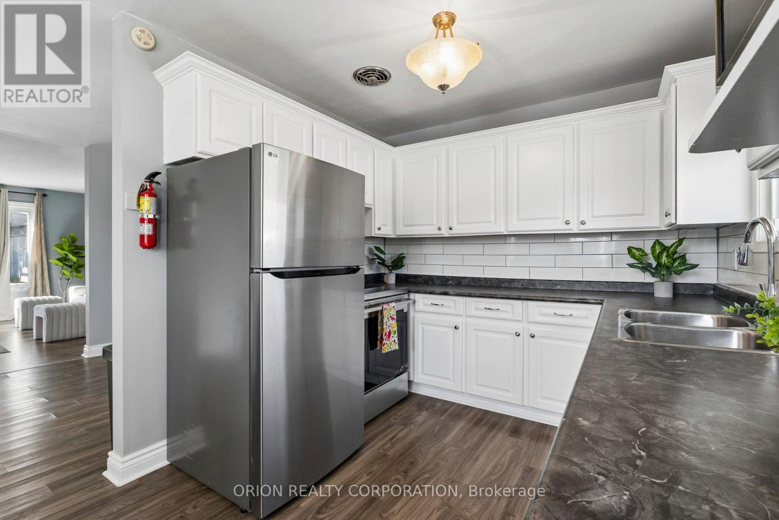 1014b Vanier Avenue, Woodstock, Ontario  N4S 4K4 - Photo 7 - X12994454