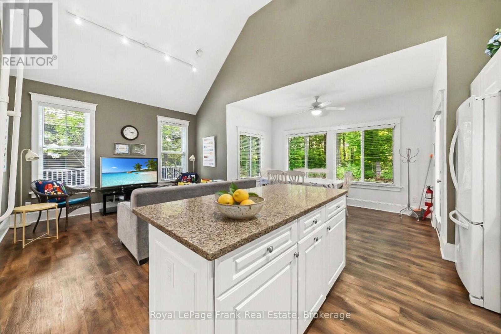 203 - 40 Hollow Lane, Prince Edward County, Ontario  K0K 1P0 - Photo 9 - X12994458