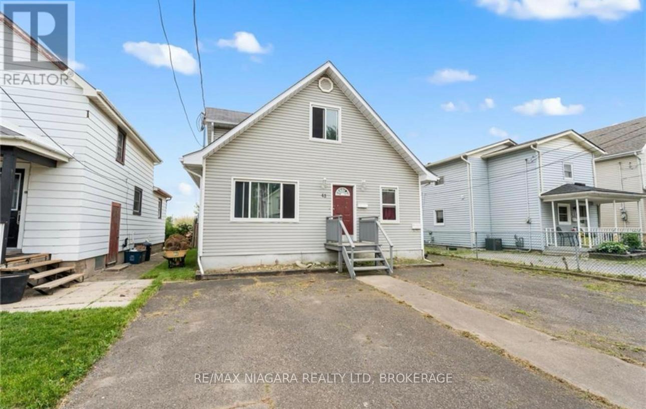 42 Vine Street, St. Catharines, Ontario  L2R 3X8 - Photo 2 - X12994558