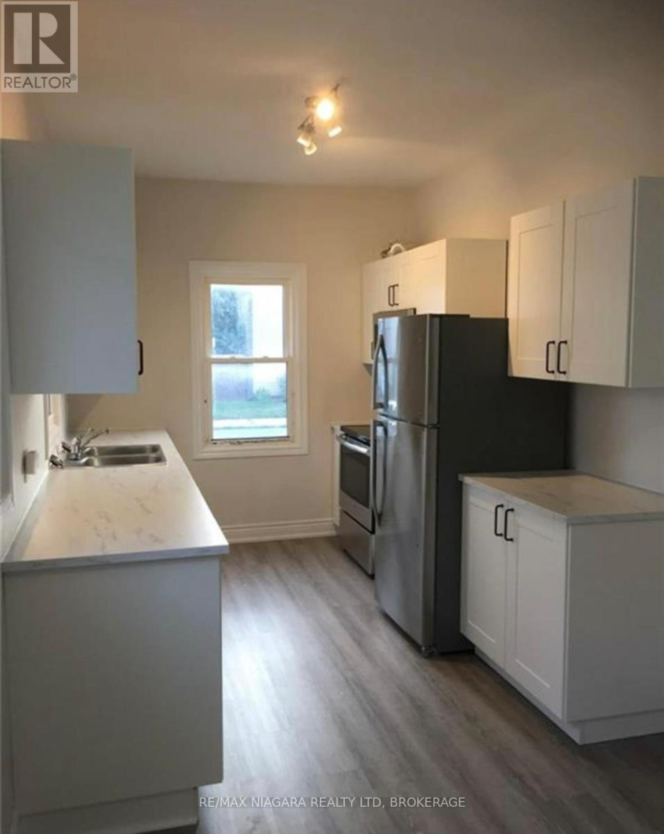 42 Vine Street, St. Catharines, Ontario  L2R 3X8 - Photo 3 - X12994558