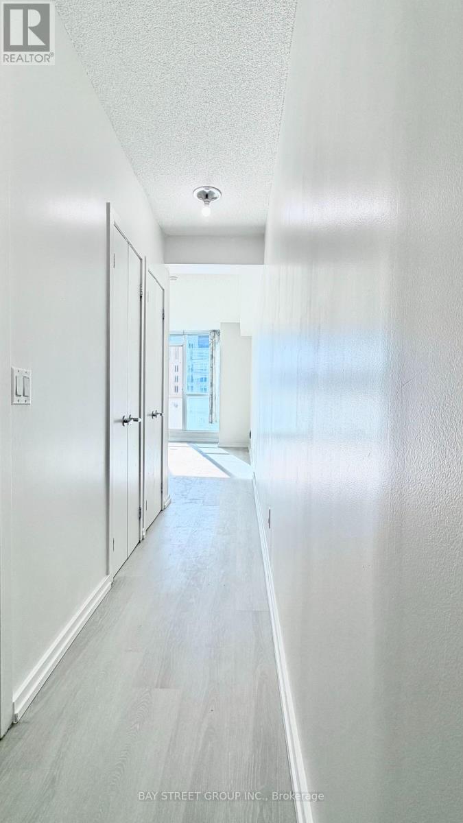 604 - 218 Queens Quay W, Toronto, Ontario  M5J 2Y6 - Photo 4 - C12730154