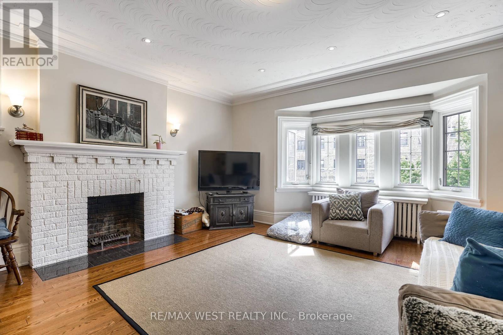 Main - 6 Oriole Gardens, Toronto, Ontario  M4V 1V7 - Photo 5 - C12994566