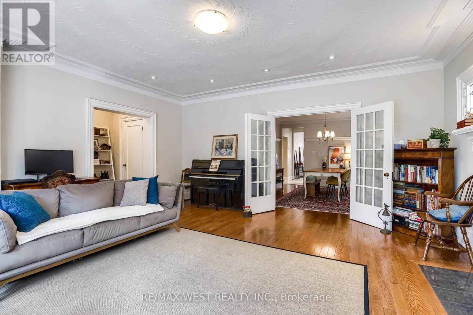 Main - 6 Oriole Gardens, Toronto, Ontario  M4V 1V7 - Photo 7 - C12994566