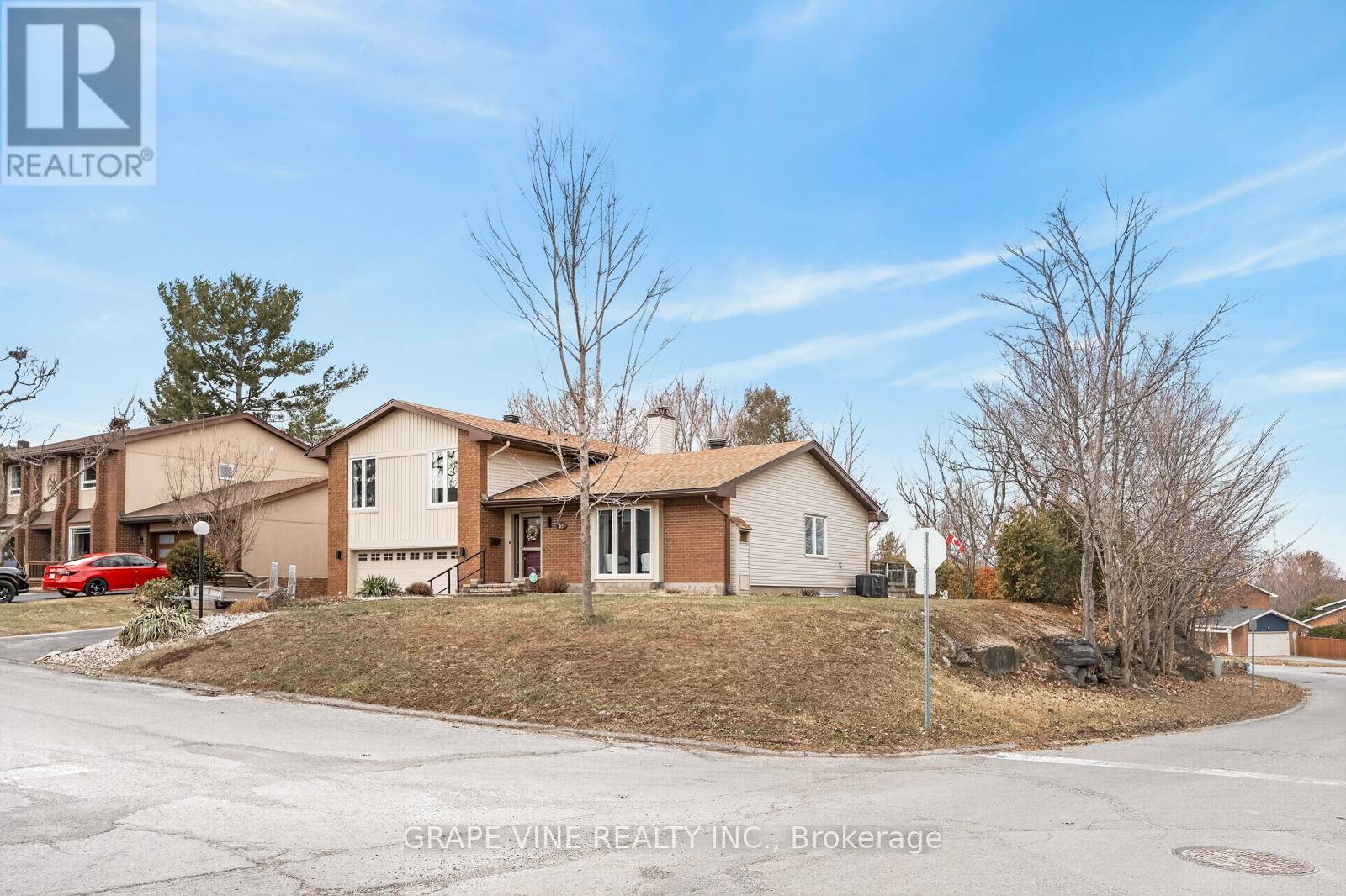 83 Nanook Crescent, Ottawa, Ontario  K2L 2B2 - Photo 3 - X12994588