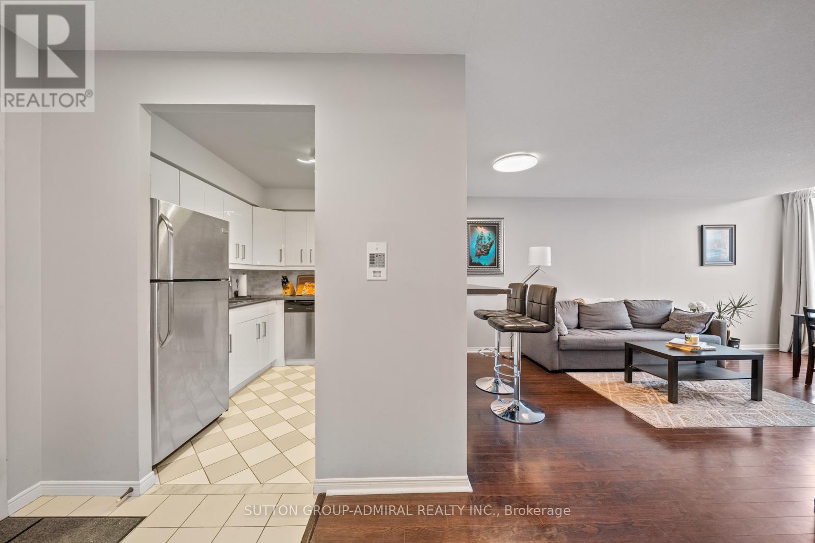 1103 - 81 Townsgate Drive, Vaughan, Ontario  L4J 8E6 - Photo 2 - N12994488