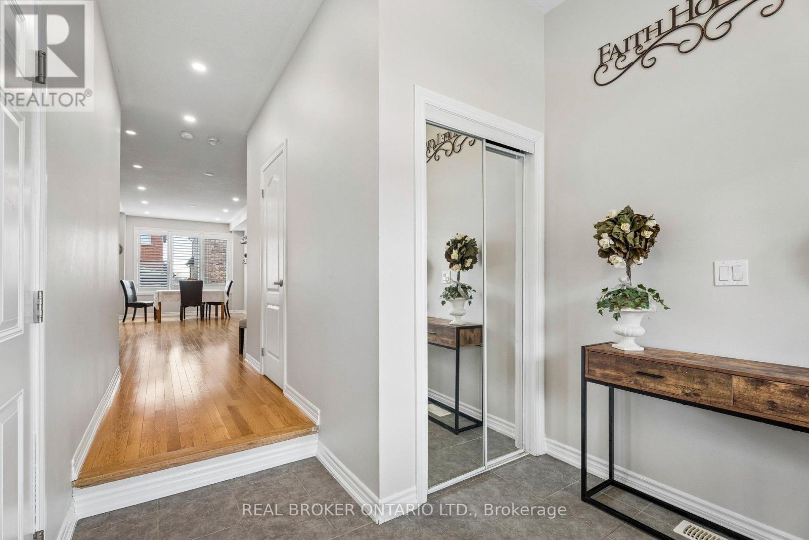 105 Alvin Pegg Drive, East Gwillimbury, Ontario  L9N 0R7 - Photo 3 - N12994538