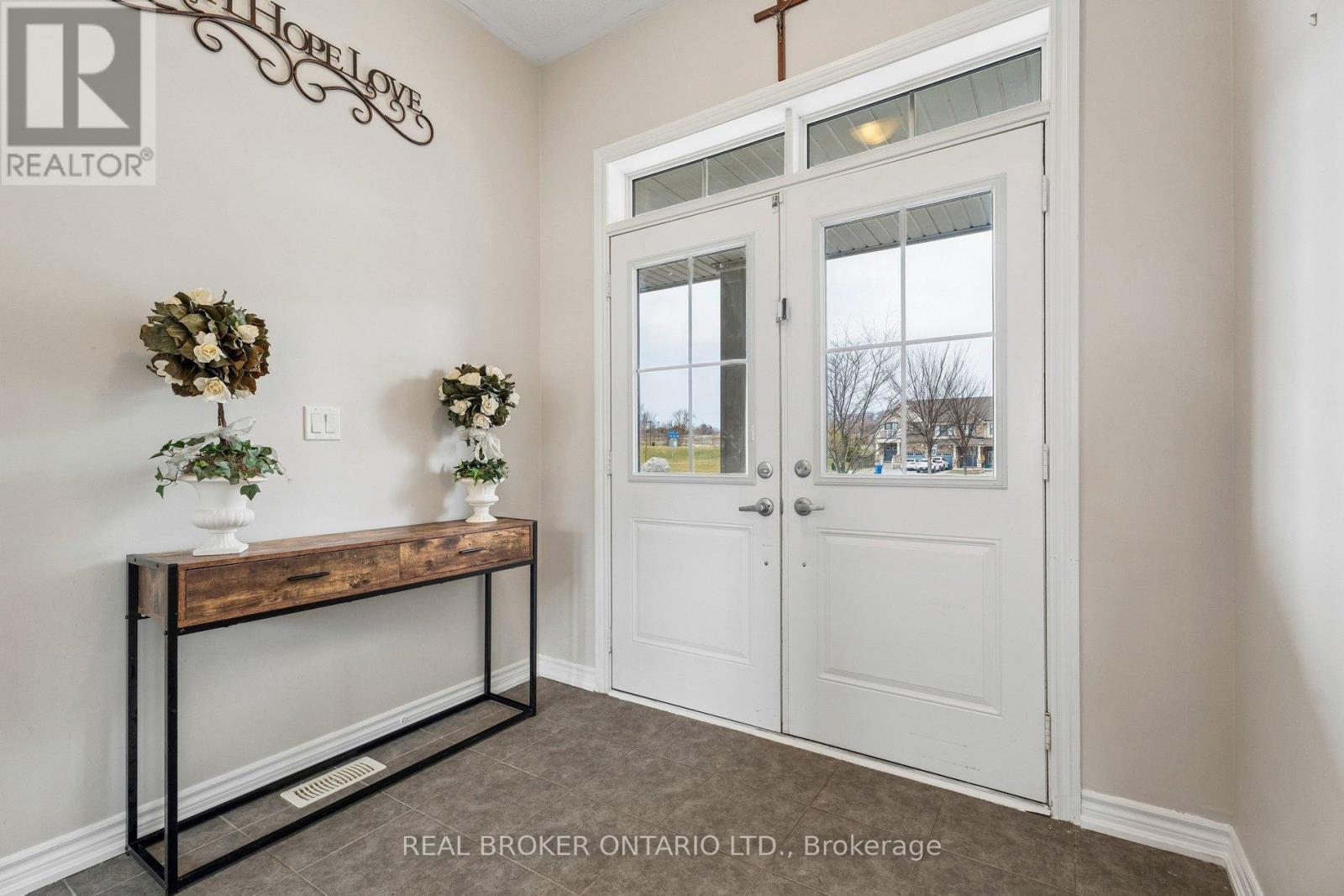 105 Alvin Pegg Drive, East Gwillimbury, Ontario  L9N 0R7 - Photo 4 - N12994538