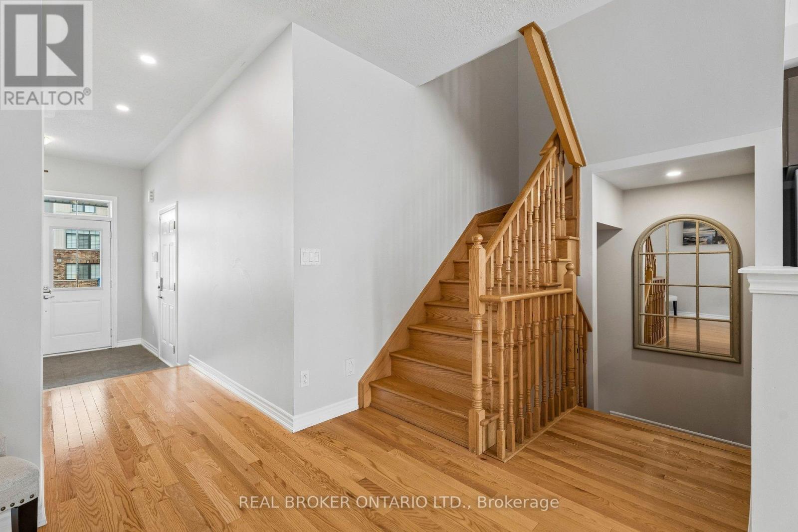 105 Alvin Pegg Drive, East Gwillimbury, Ontario  L9N 0R7 - Photo 5 - N12994538