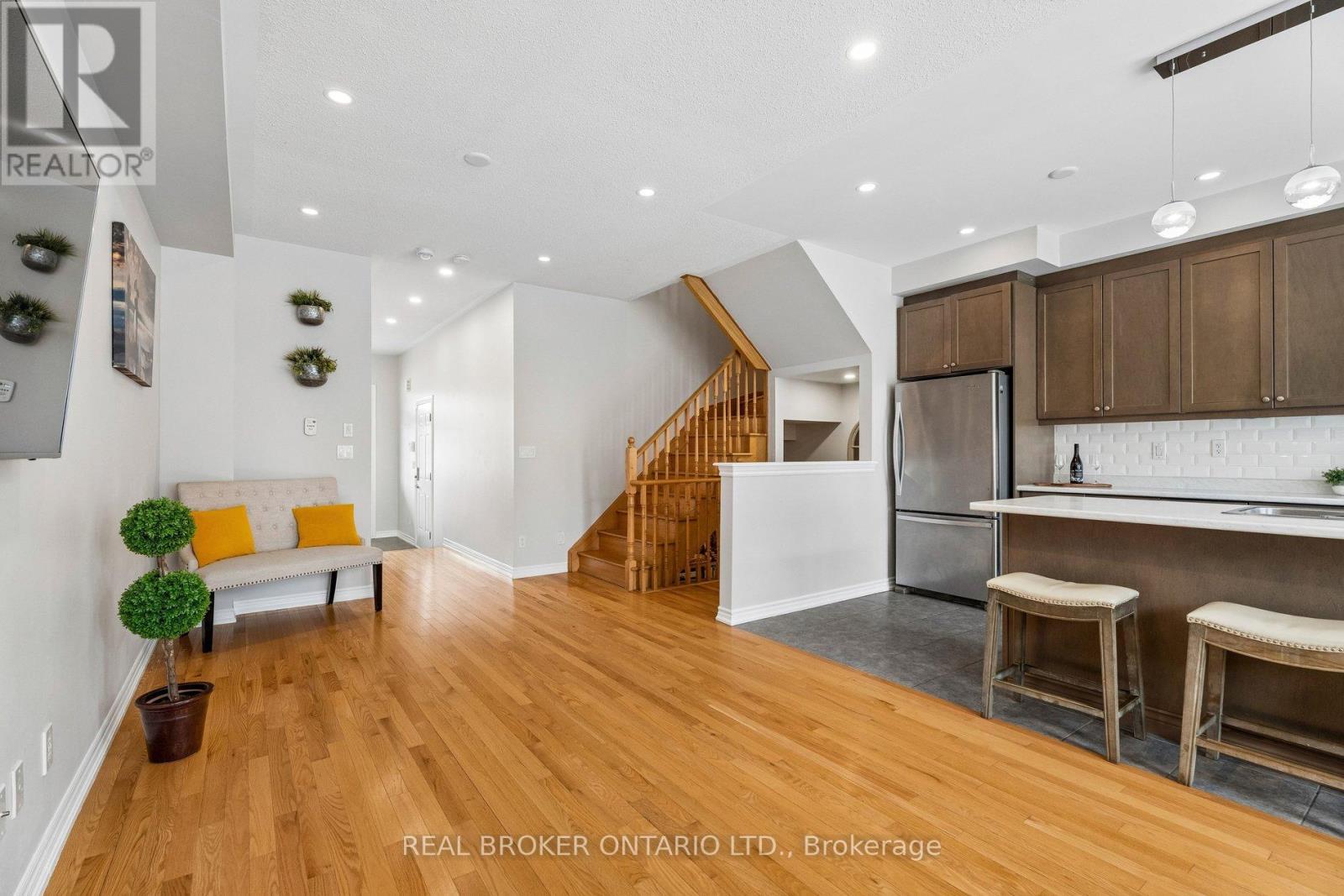 105 Alvin Pegg Drive, East Gwillimbury, Ontario  L9N 0R7 - Photo 7 - N12994538