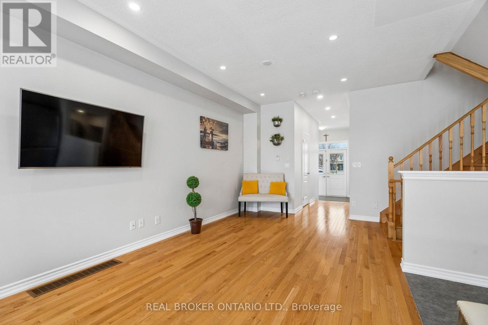 105 Alvin Pegg Drive, East Gwillimbury, Ontario  L9N 0R7 - Photo 8 - N12994538