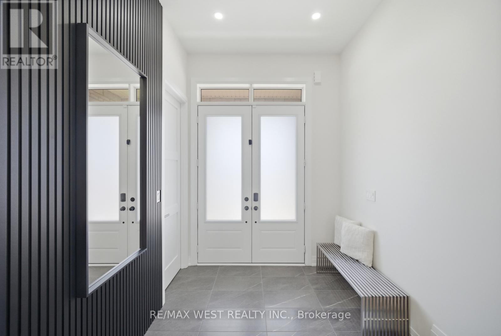 99 Coldwell Bay Circle, Vaughan, Ontario  L4H 5E9 - Photo 4 - N12994604