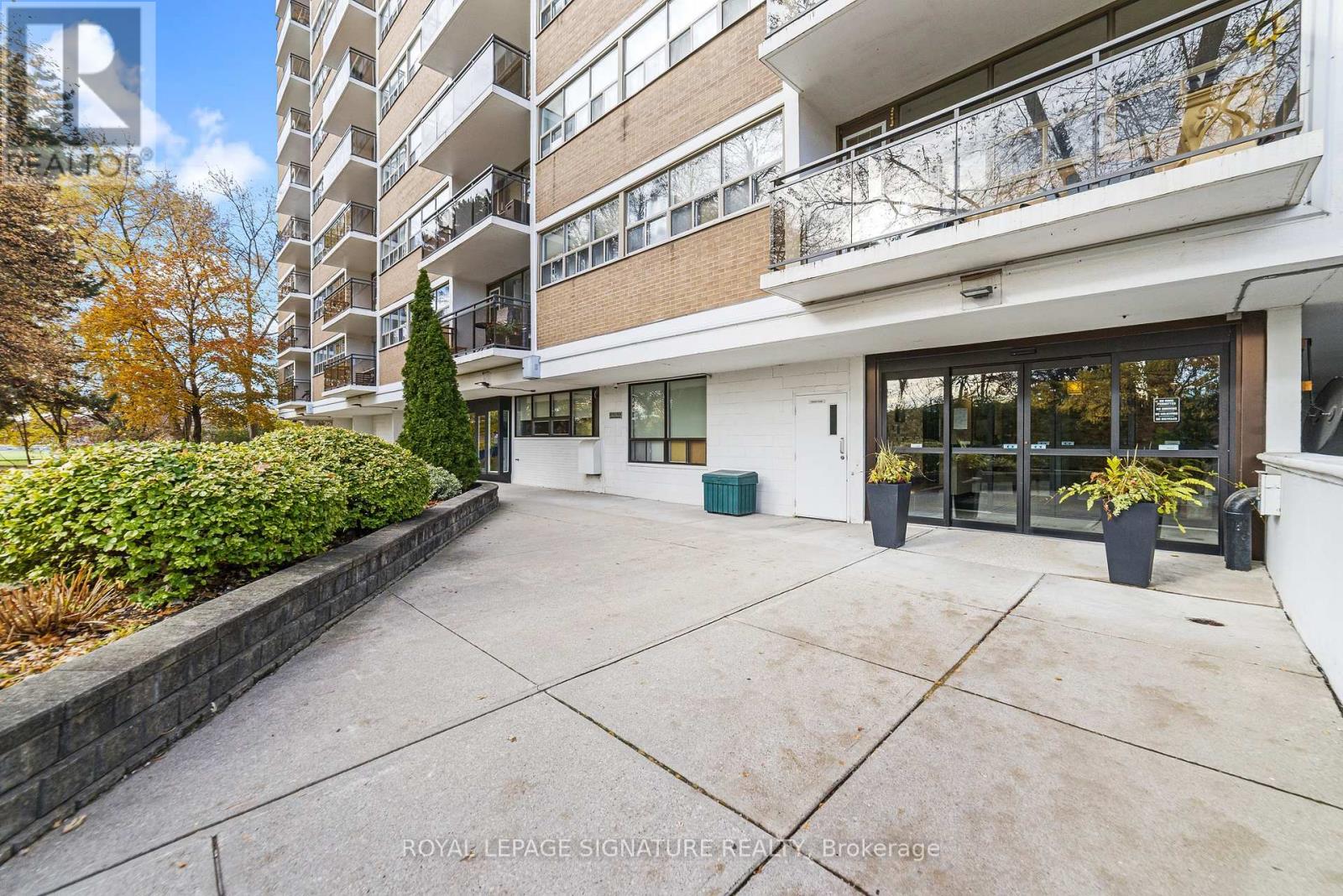 503 - 212 Kerr Street, Oakville, Ontario  L6K 3B1 - Photo 2 - W12994536