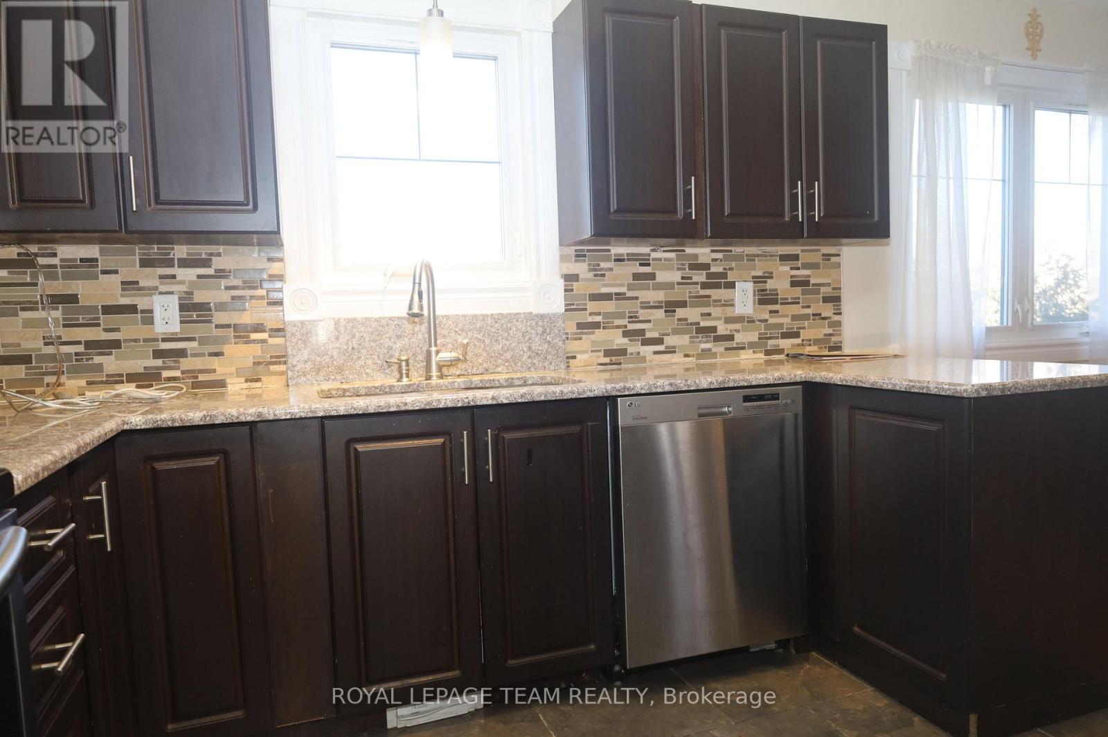 2194 Niagara Drive S, Ottawa, Ontario K1H 6L2 - Photo 8 - X12994642