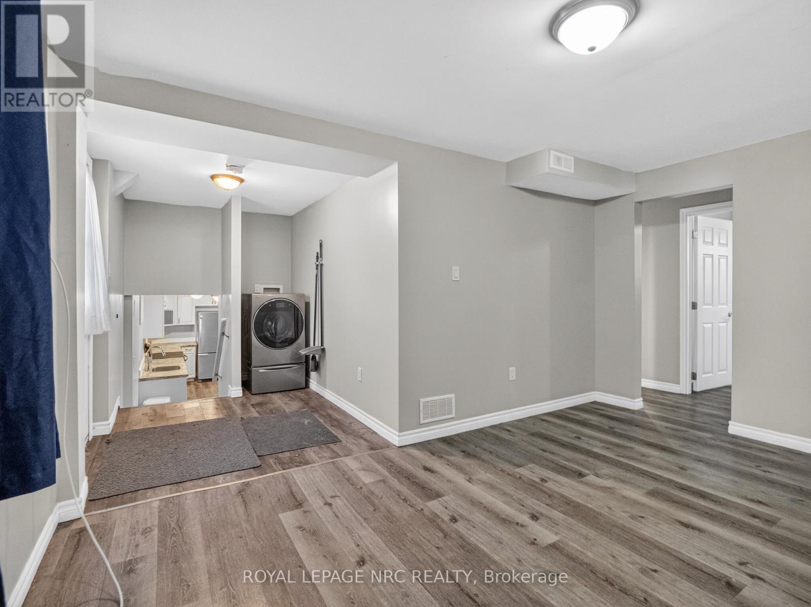 Lower - 34 Preston Place, Welland, Ontario  L3C 3K3 - Photo 5 - X12994802