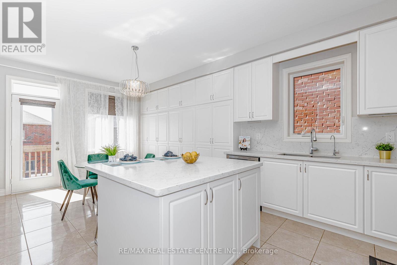 45 Carondale Square, East Gwillimbury, Ontario  L9N 0X6 - Photo 11 - N12994734